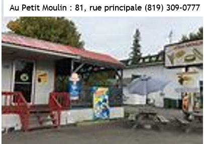 Façade du commerce Au Petit Moulin, 81 rue principale, 819 309-0777, avec une terrasse et des tables de pique-nique.