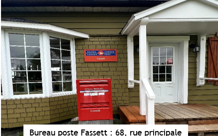 Bureau de poste de Fassett, 68 rue principale : un bâtiment au revêtement beige, une boîte aux lettres rouge de Postes Canada et l’enseigne Postes Canada.