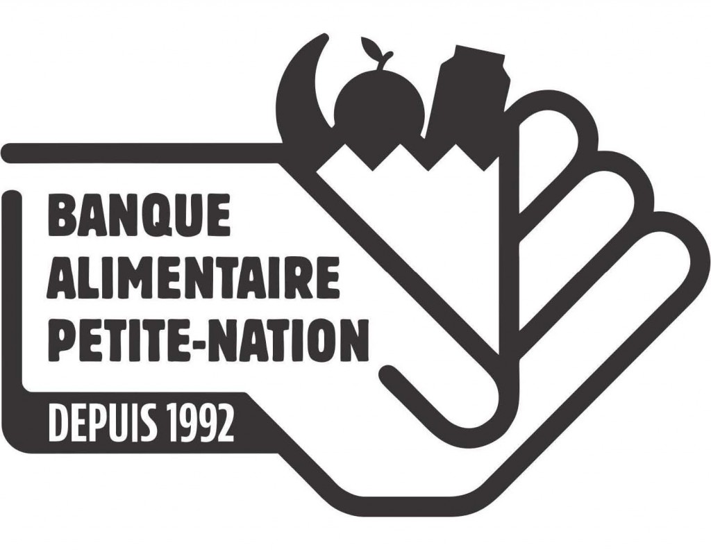 Logo de la Banque alimentaire Petite-Nation, depuis 1992 : une main ouverte tenant un sac d’épicerie avec pomme et carton de lait.
