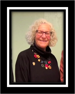 Portrait de Johanne Nolin, conseillère municipale, une femme aux cheveux gris bouclés et à lunettes.