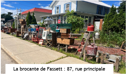 La brocante de Fassett, 87 rue principale : objets d’occasion, meubles et articles anciens exposés devant une maison.
