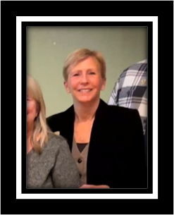 Portrait de Nancy Beaudette, conseillère municipale, une femme souriante aux cheveux blonds courts en veston noir.