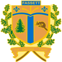 Armoiries de Fassett : un écu avec un pin, un castor et des fleurs de lys, entouré de feuilles de chêne, avec la devise « Foi · Héritage · Fierté ».